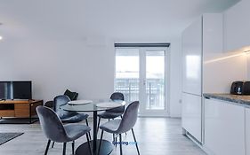 Modern 2 Bed Apartment With Balcony By Host A Home