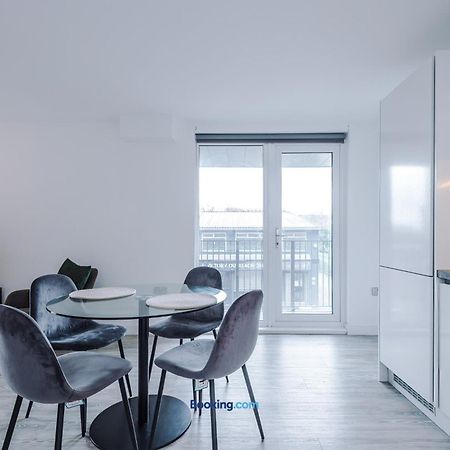 Modern 2 Bed Apartment With Balcony By Host A Home Manchester Exterior photo