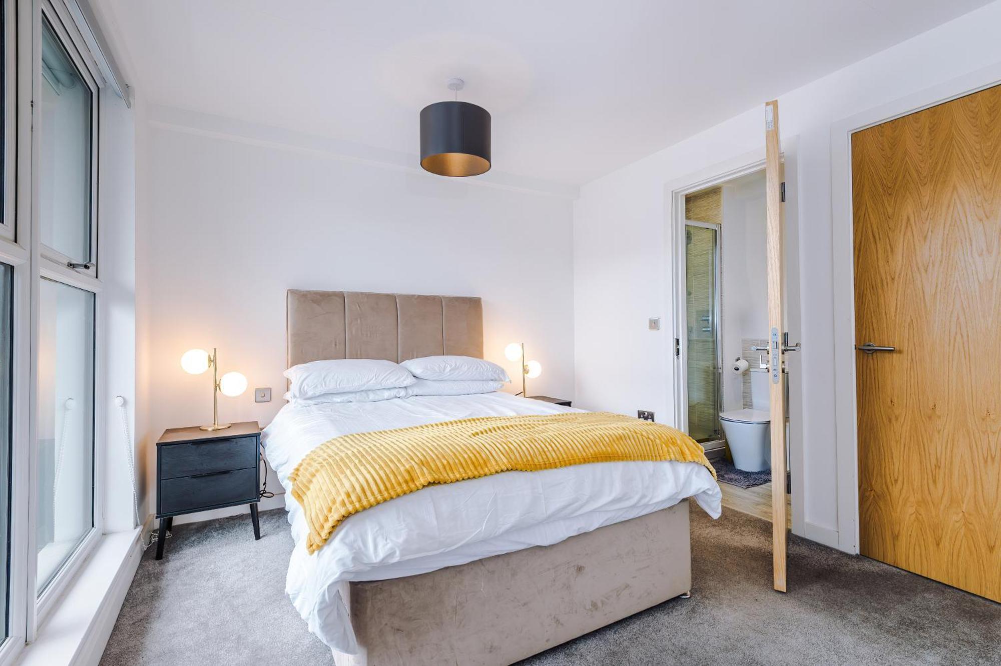 Modern 2 Bed Apartment With Balcony By Host A Home Manchester Exterior photo