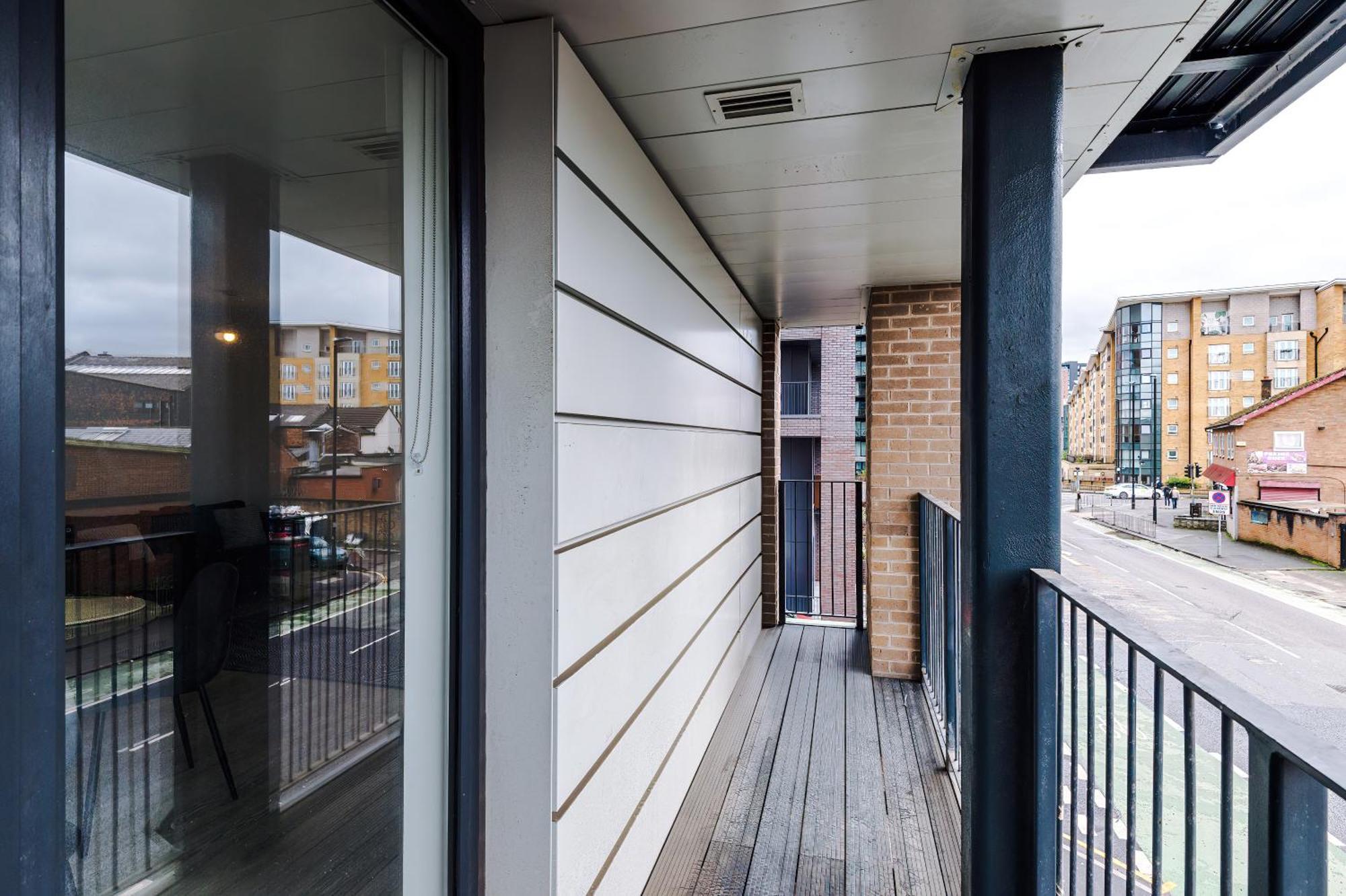 Modern 2 Bed Apartment With Balcony By Host A Home Manchester Exterior photo