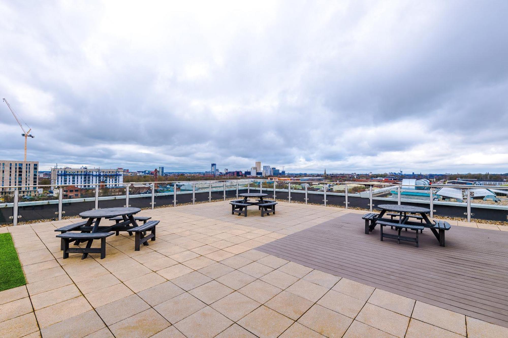 Modern 2 Bed Apartment With Balcony By Host A Home Manchester Exterior photo