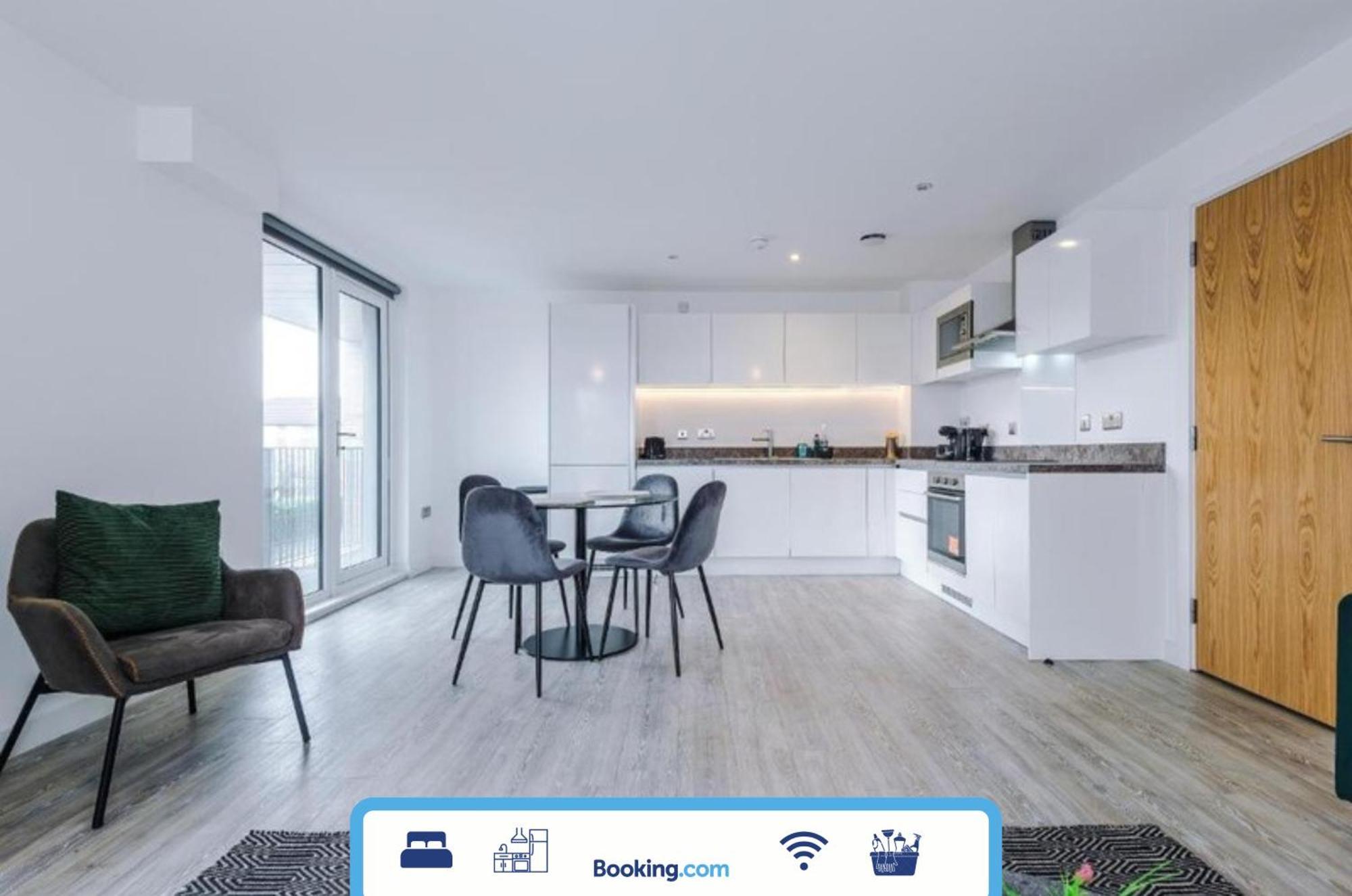 Modern 2 Bed Apartment With Balcony By Host A Home Manchester Exterior photo