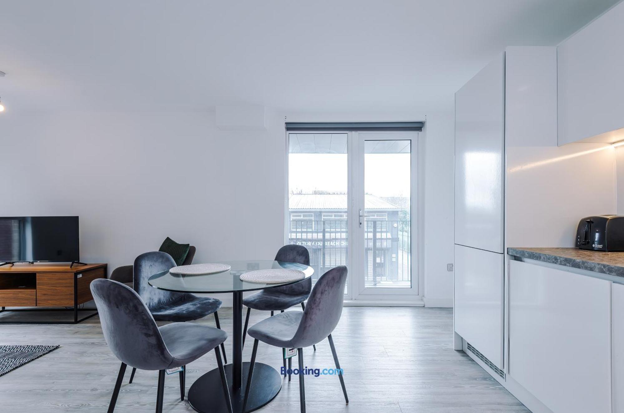 Modern 2 Bed Apartment With Balcony By Host A Home Manchester Exterior photo