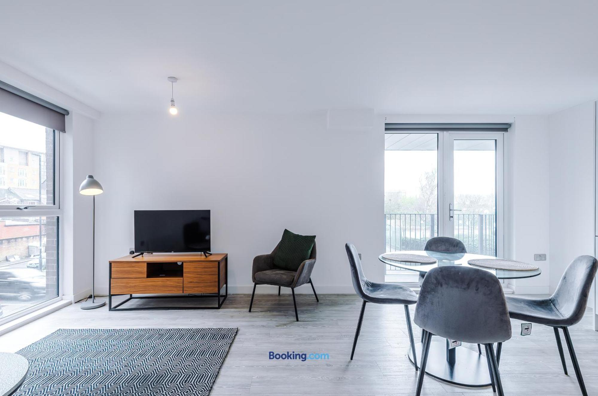 Modern 2 Bed Apartment With Balcony By Host A Home Manchester Exterior photo