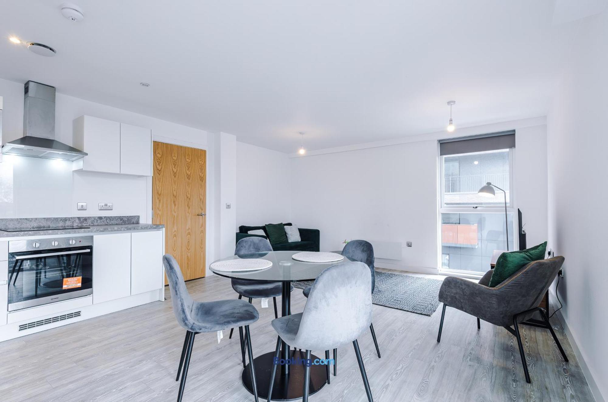 Modern 2 Bed Apartment With Balcony By Host A Home Manchester Exterior photo