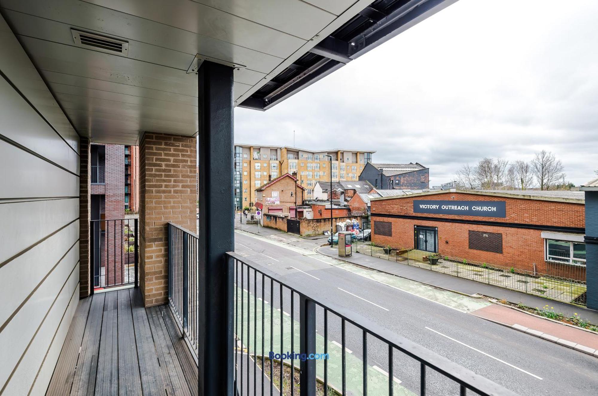 Modern 2 Bed Apartment With Balcony By Host A Home Manchester Exterior photo
