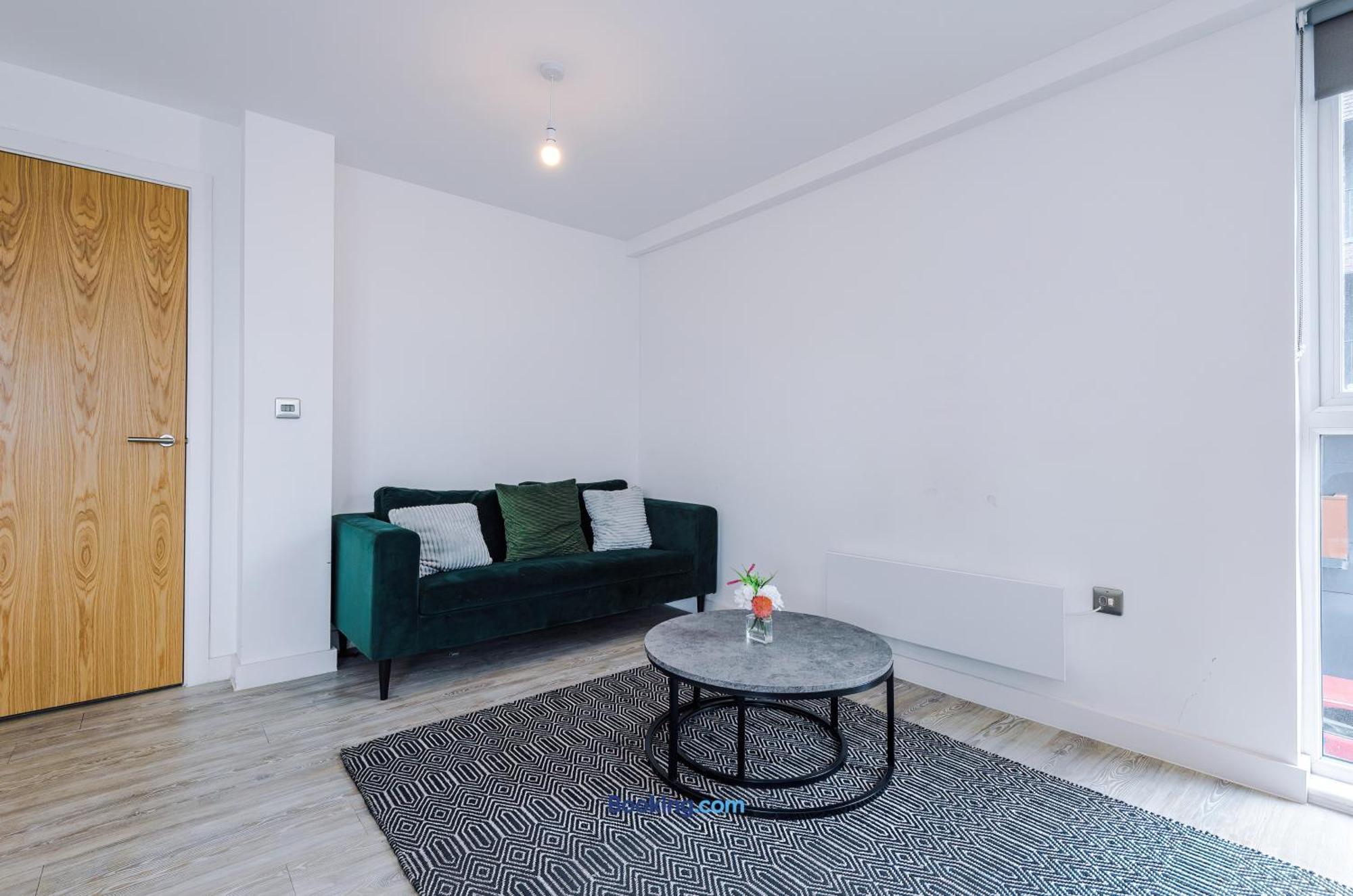 Modern 2 Bed Apartment With Balcony By Host A Home Manchester Exterior photo