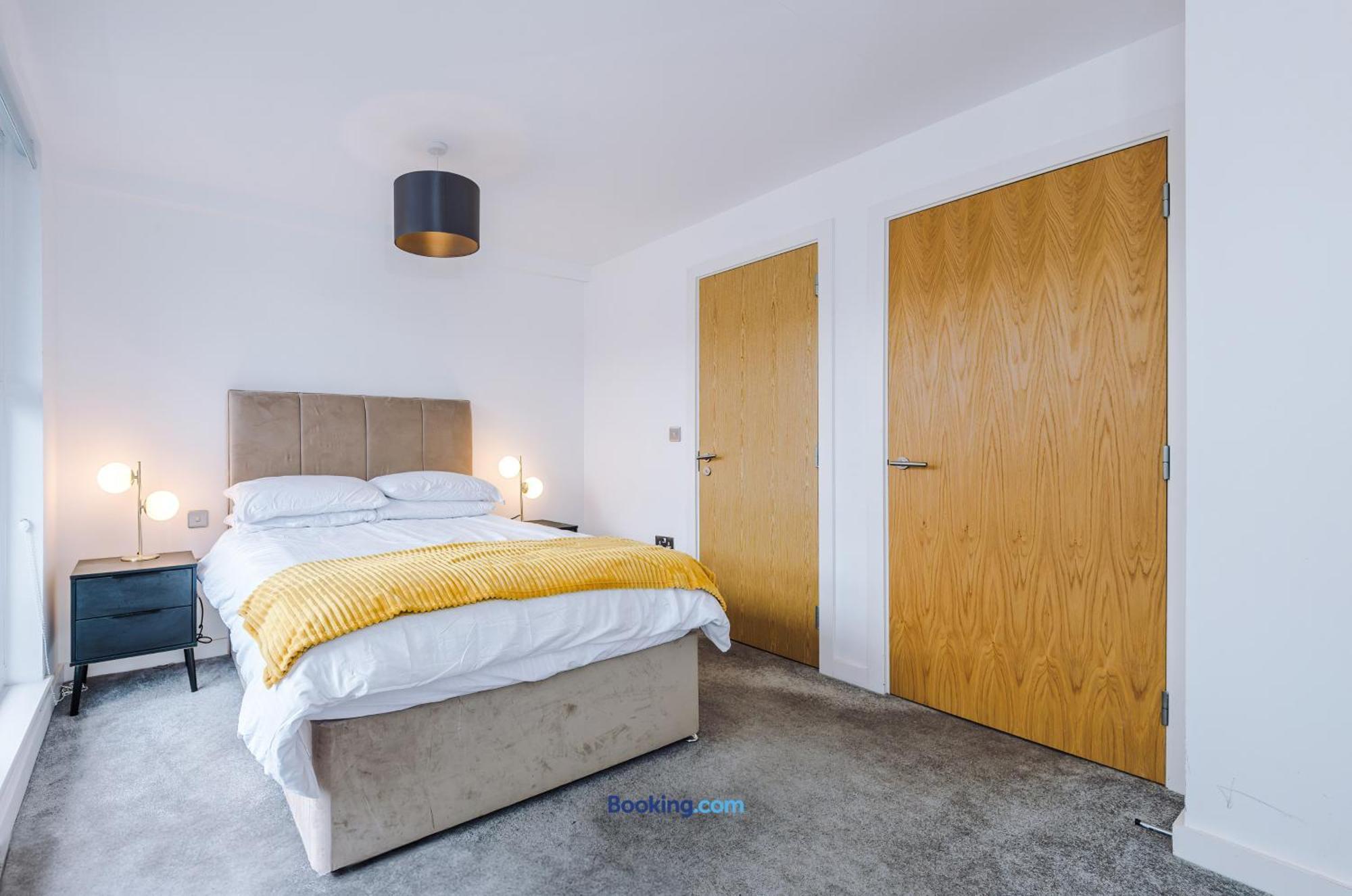 Modern 2 Bed Apartment With Balcony By Host A Home Manchester Exterior photo