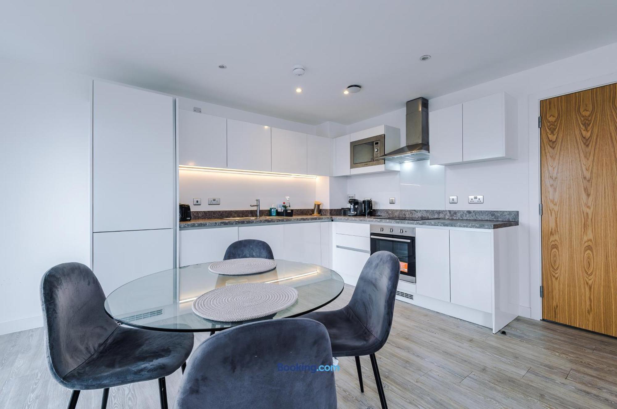 Modern 2 Bed Apartment With Balcony By Host A Home Manchester Exterior photo