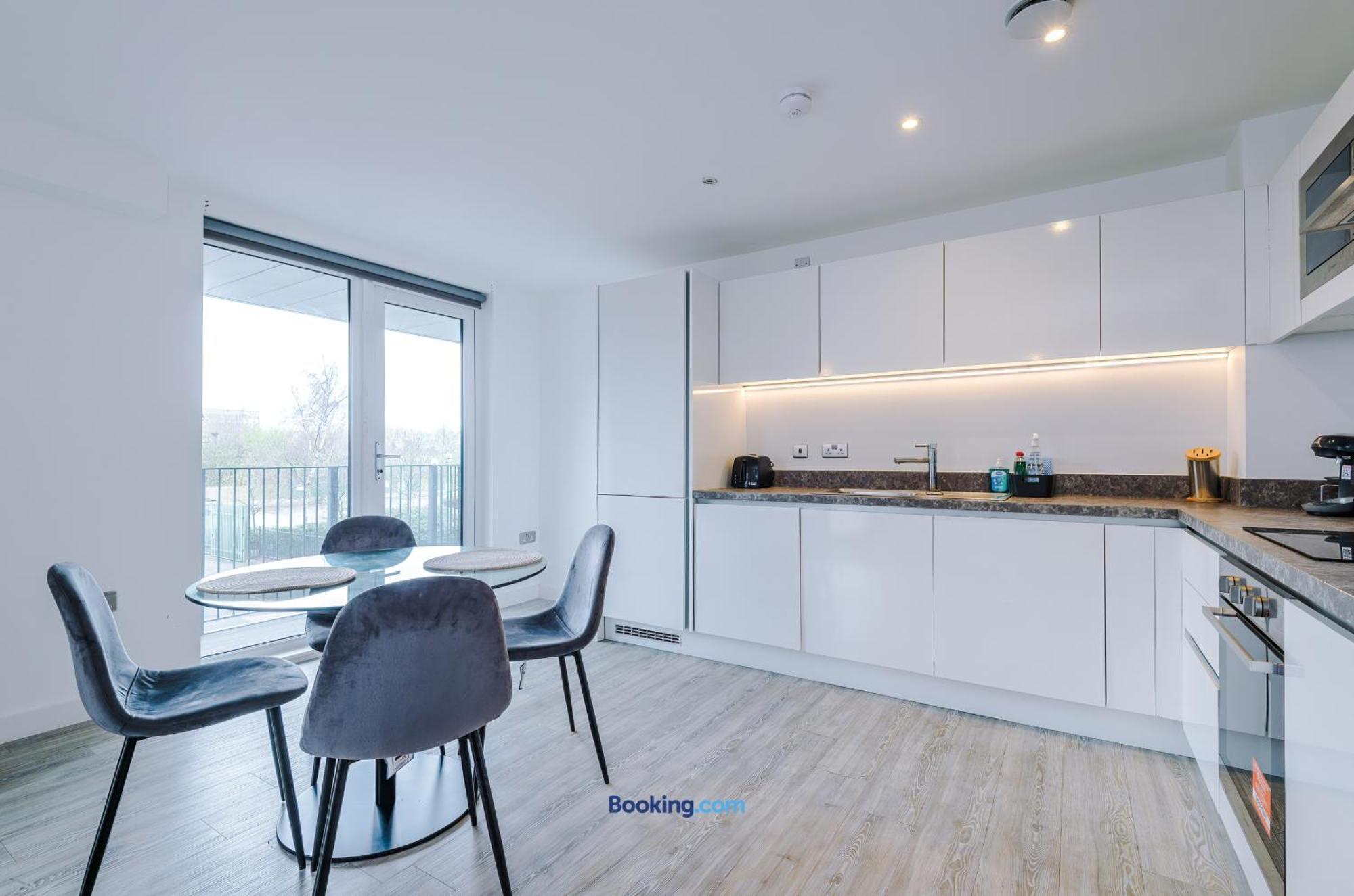 Modern 2 Bed Apartment With Balcony By Host A Home Manchester Exterior photo