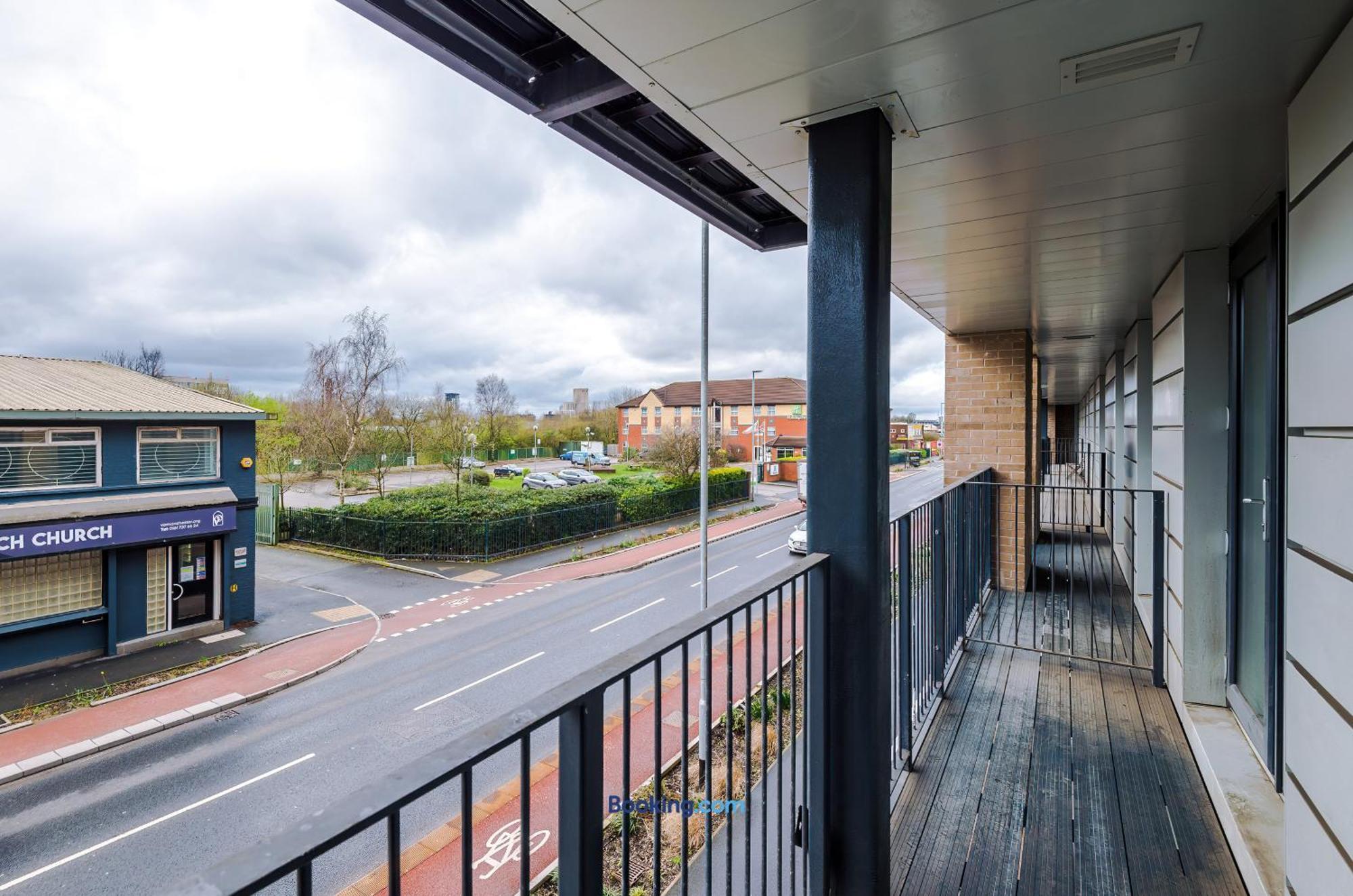Modern 2 Bed Apartment With Balcony By Host A Home Manchester Exterior photo