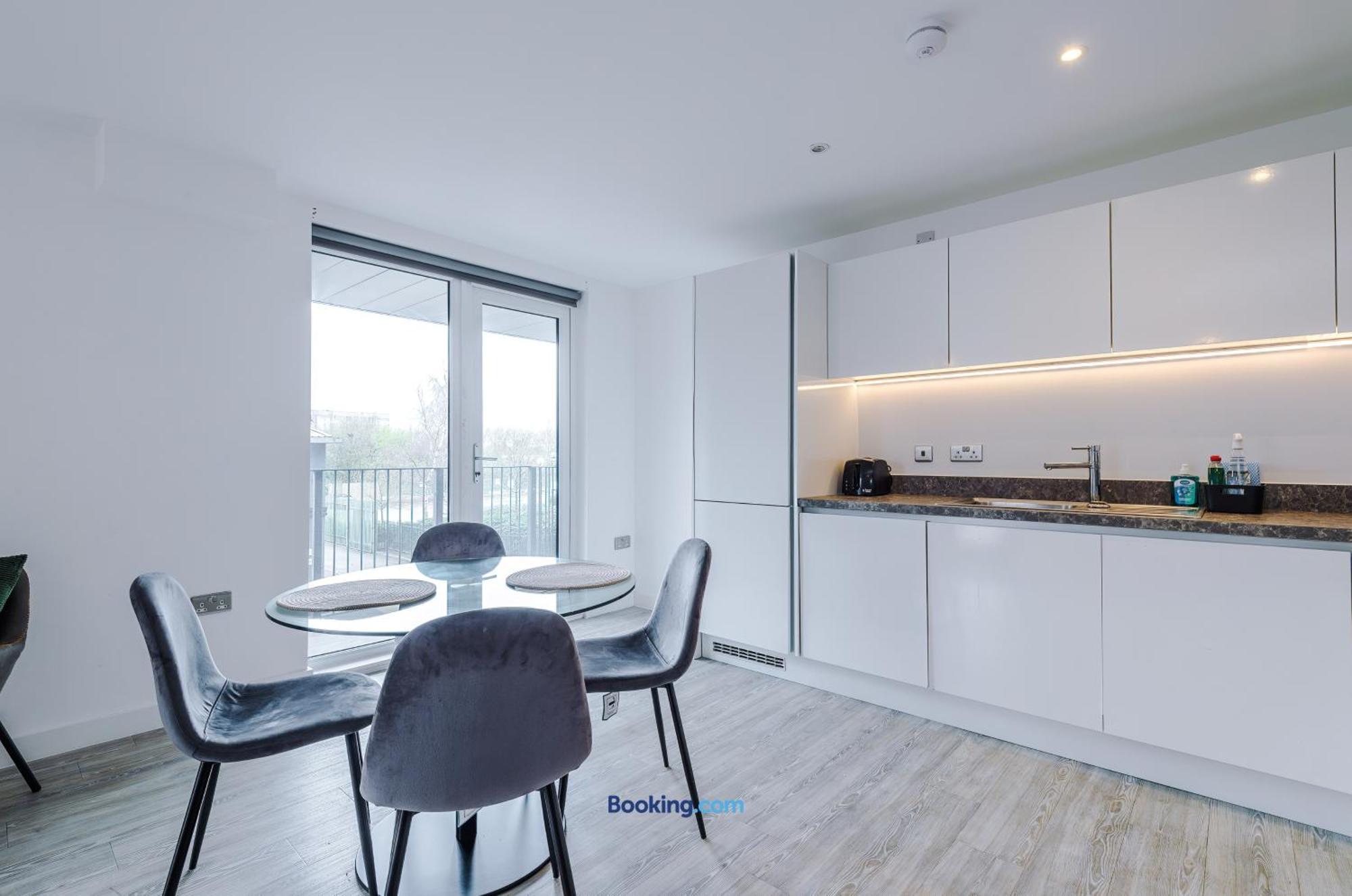 Modern 2 Bed Apartment With Balcony By Host A Home Manchester Exterior photo