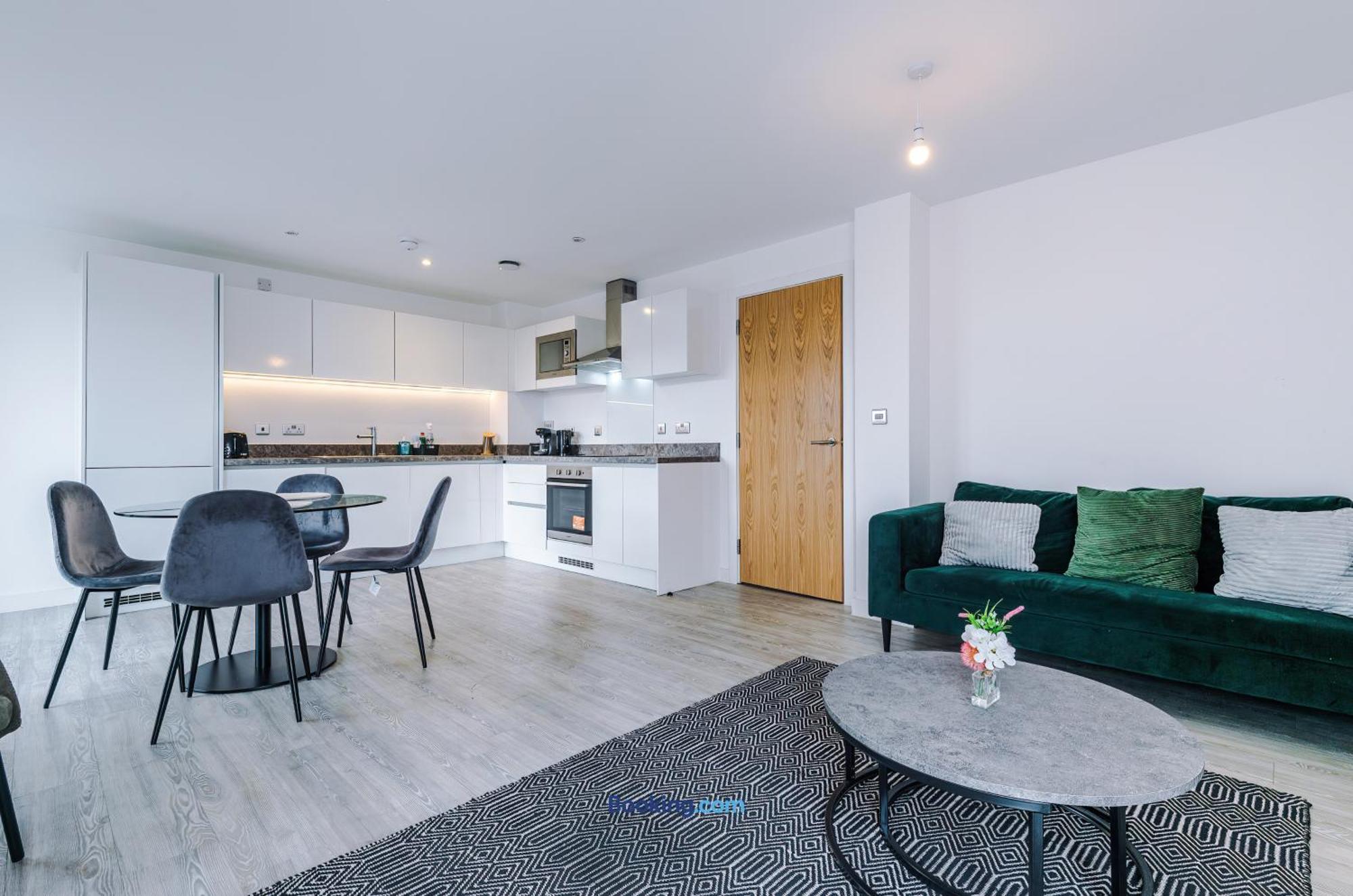 Modern 2 Bed Apartment With Balcony By Host A Home Manchester Exterior photo