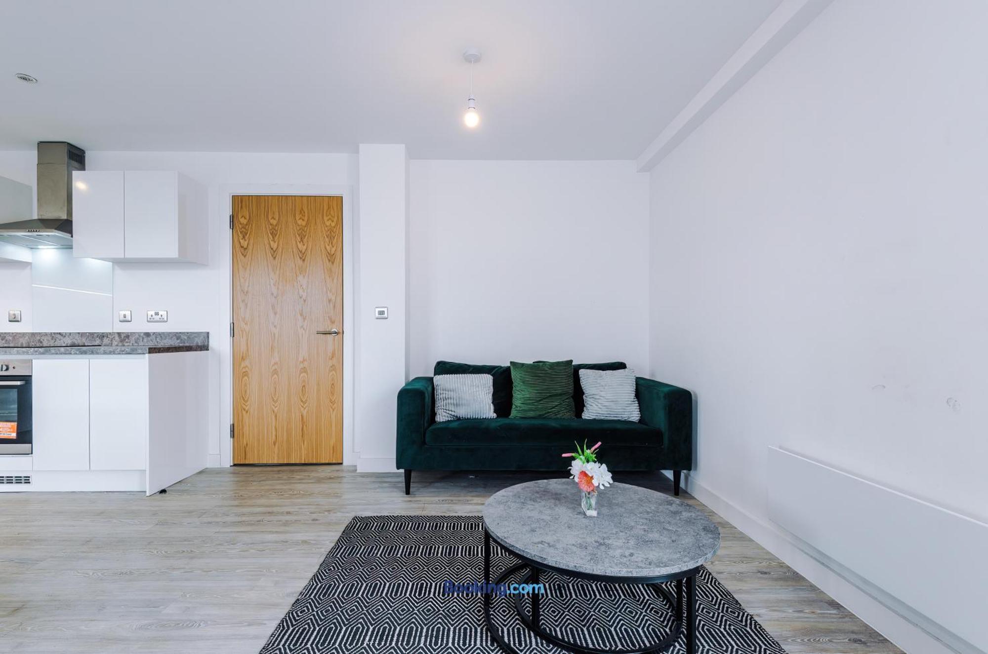 Modern 2 Bed Apartment With Balcony By Host A Home Manchester Exterior photo