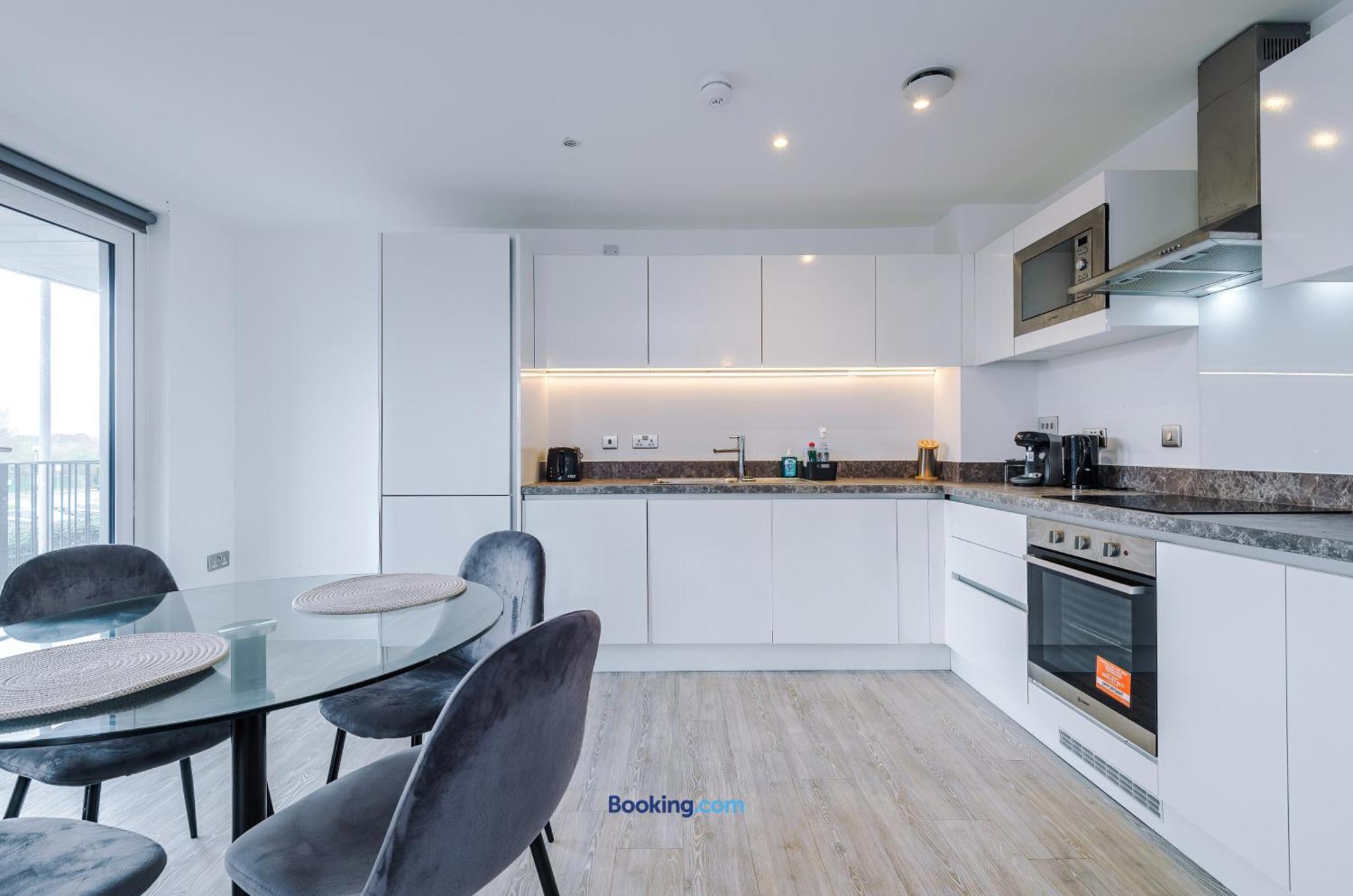 Modern 2 Bed Apartment With Balcony By Host A Home Manchester Exterior photo