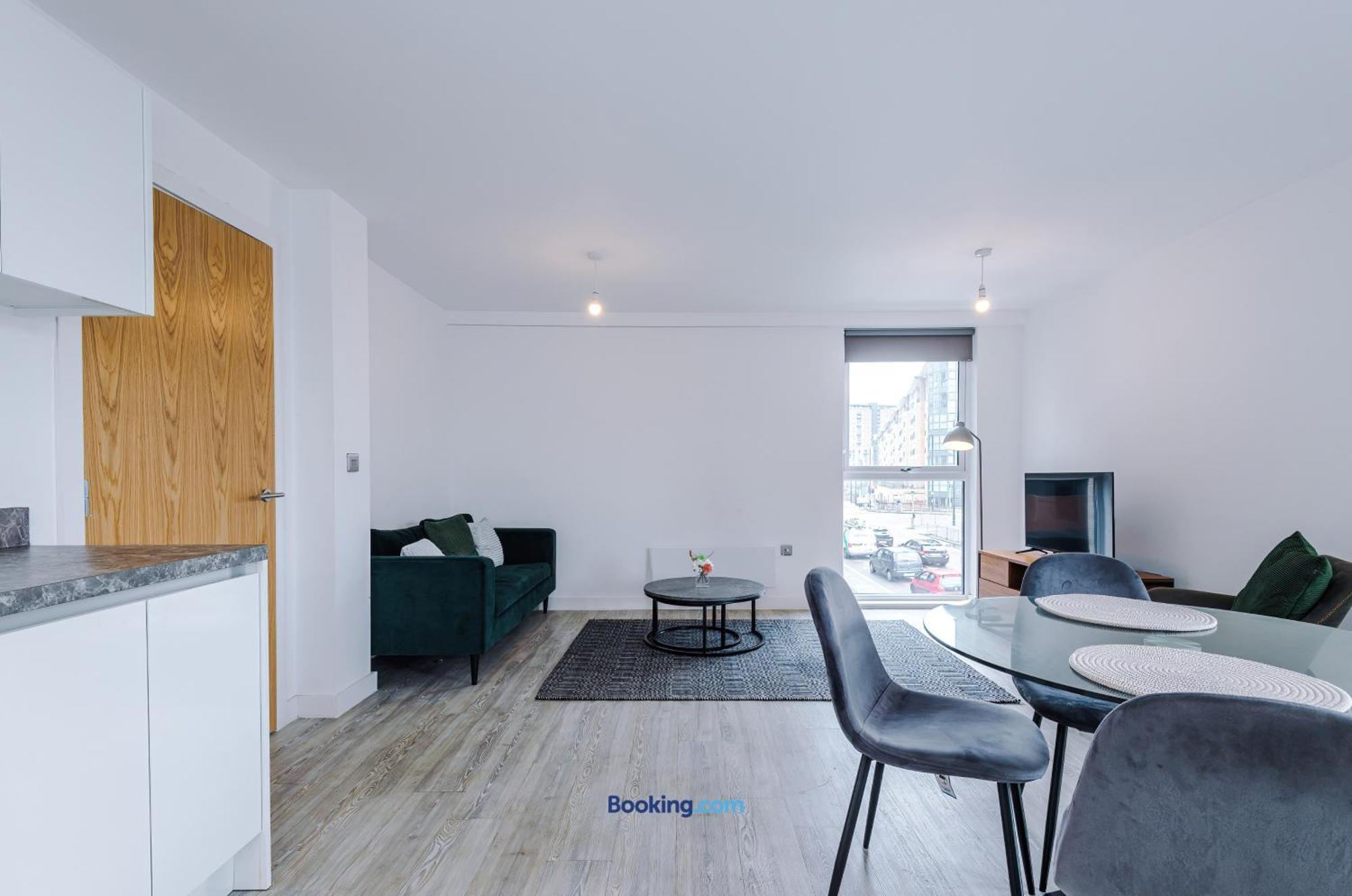 Modern 2 Bed Apartment With Balcony By Host A Home Manchester Exterior photo