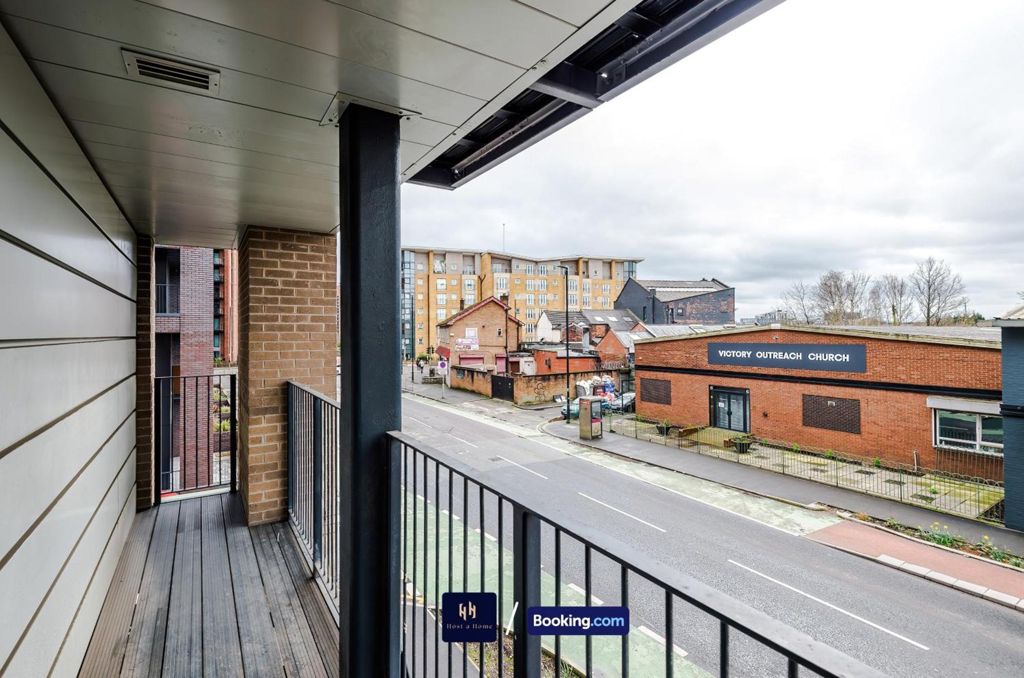 Modern 2 Bed Apartment With Balcony By Host A Home Manchester Exterior photo