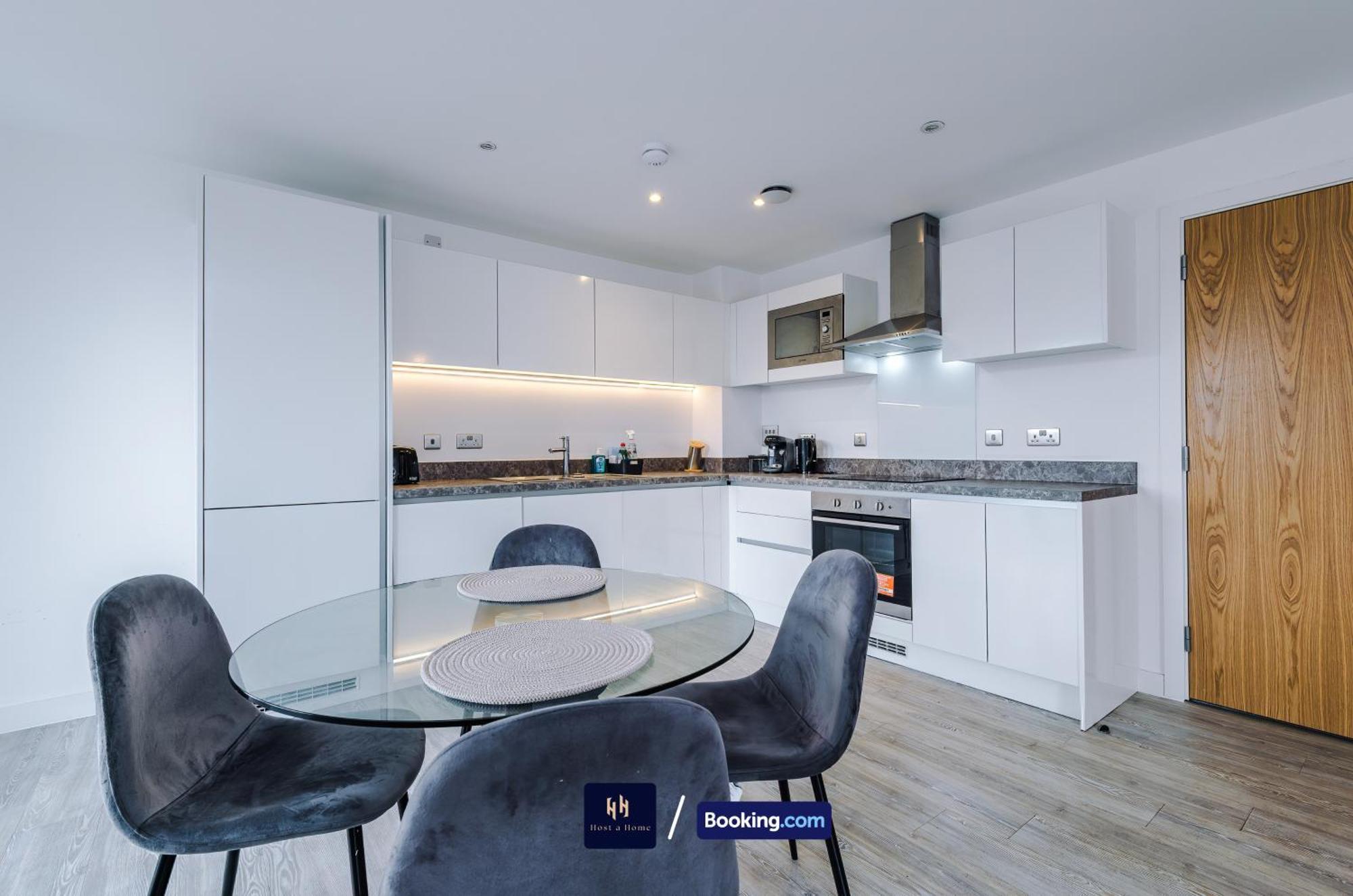 Modern 2 Bed Apartment With Balcony By Host A Home Manchester Exterior photo