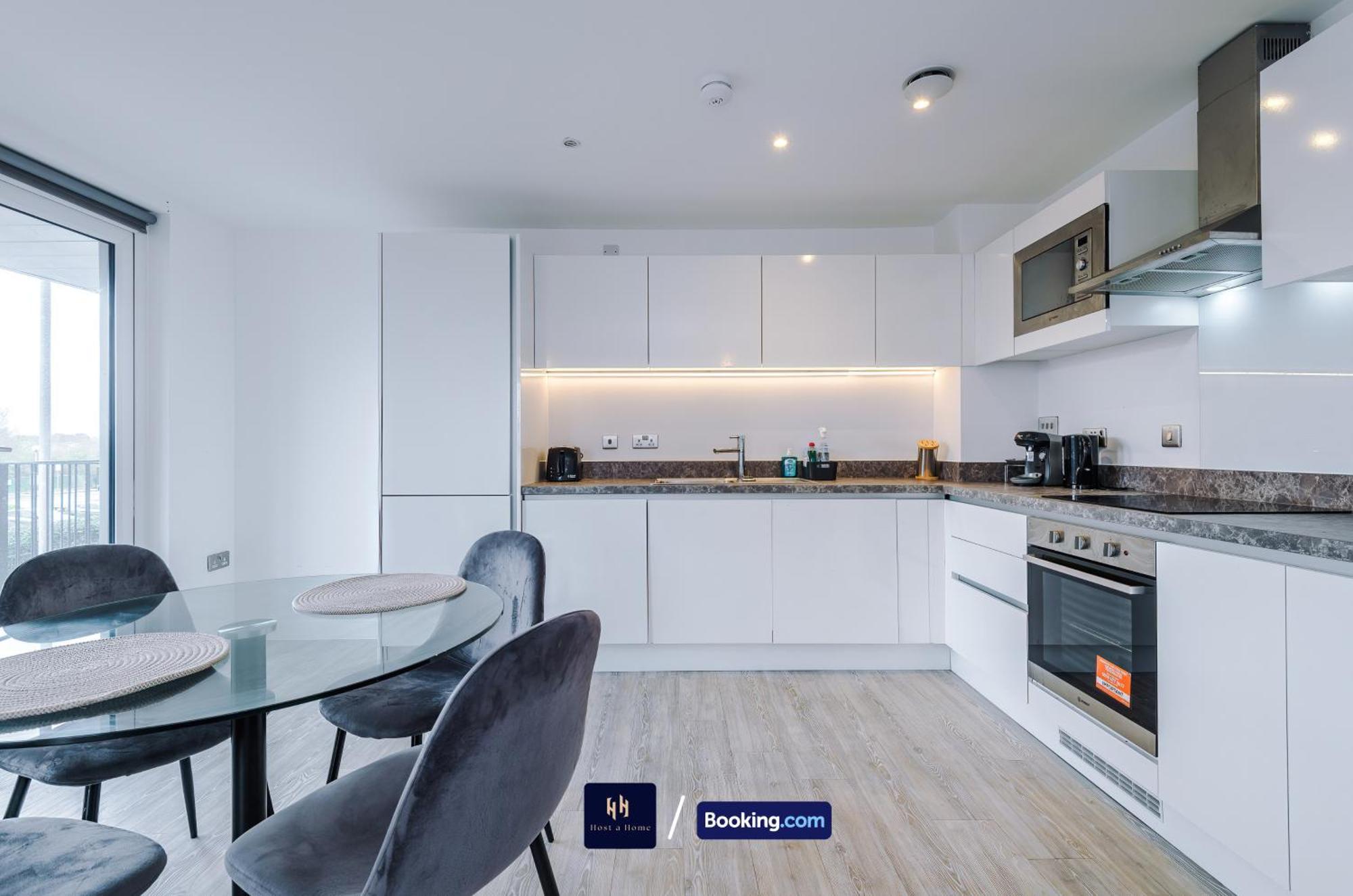 Modern 2 Bed Apartment With Balcony By Host A Home Manchester Exterior photo