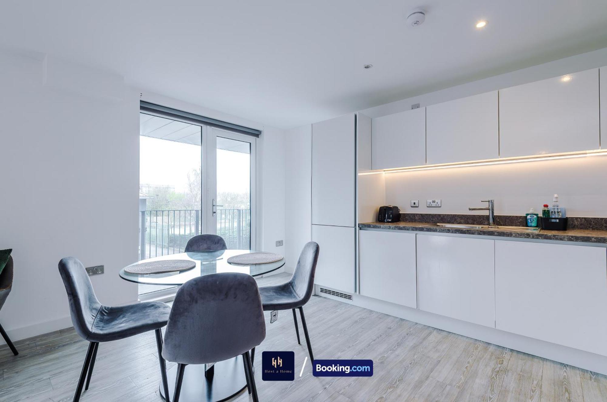Modern 2 Bed Apartment With Balcony By Host A Home Manchester Exterior photo