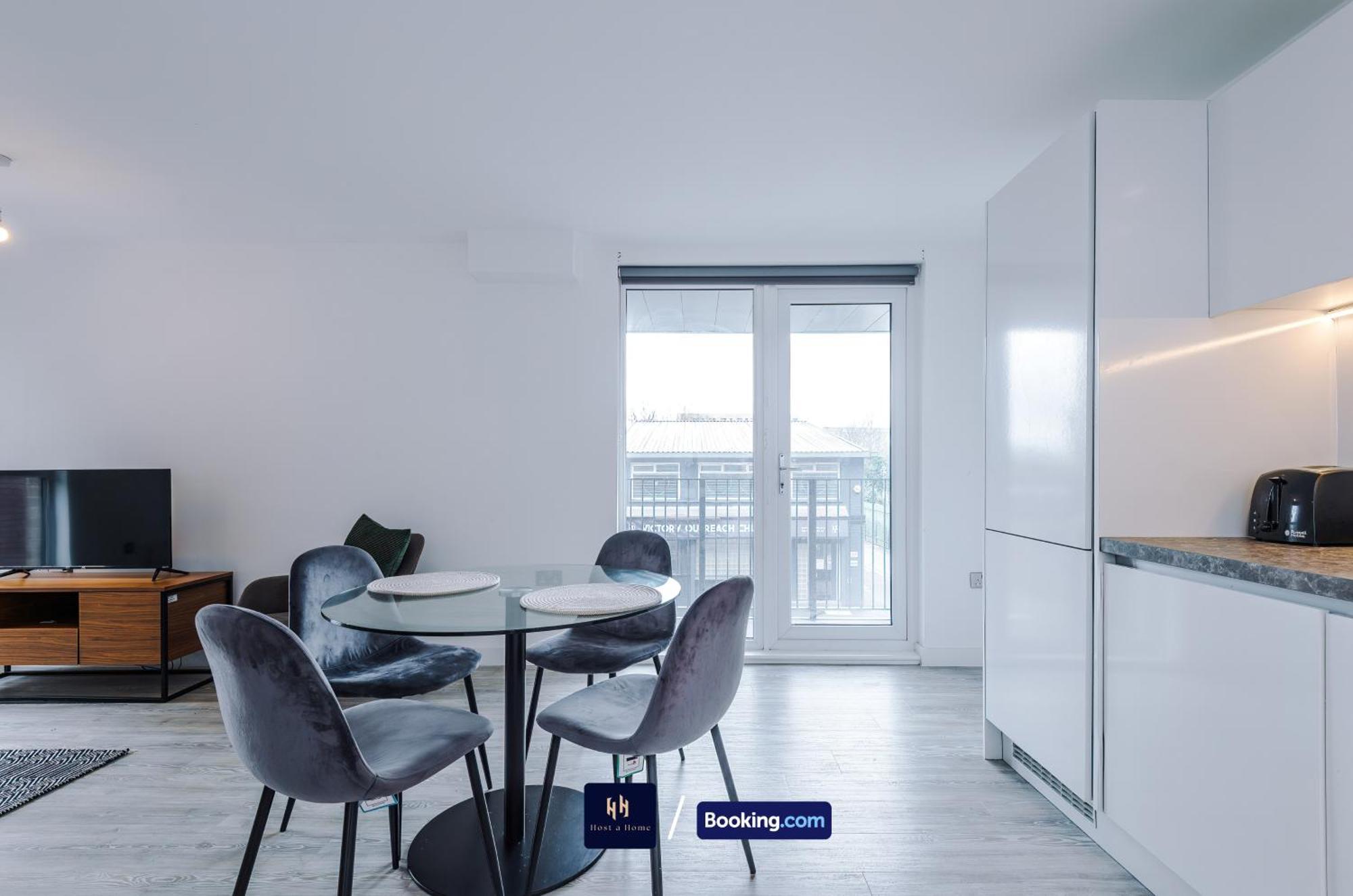Modern 2 Bed Apartment With Balcony By Host A Home Manchester Exterior photo